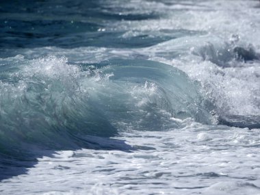 Kıyıdaki deniz dalgaları