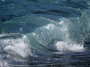 Kıyıdaki deniz dalgaları