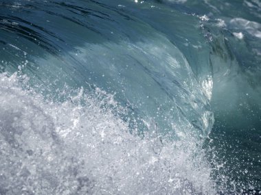 Kıyıdaki deniz dalgaları