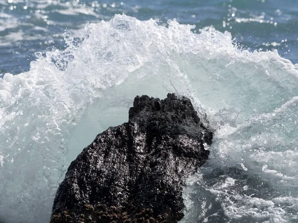 Kıyıdaki Deniz Dalgaları — Stok fotoğraf