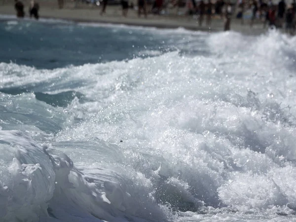 Kıyıdaki Deniz Dalgaları — Stok fotoğraf
