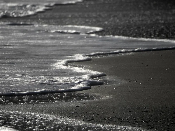 โฟมคล นทะเลบนรายละเอ ยดชายหาดทราย — ภาพถ่ายสต็อก