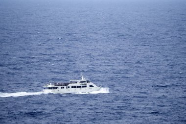 Cinque Terre feribotu Akdeniz 'de yüksek dalgalarda küçük bir tekne