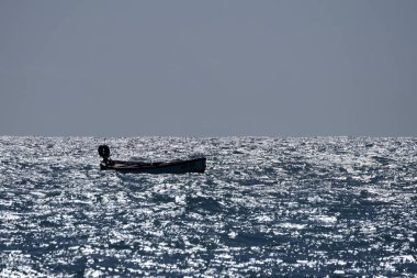Akdeniz 'de yüksek dalgalarda küçük bir tekne.