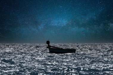 Akdeniz 'de yüksek dalgalarda küçük bir tekne.