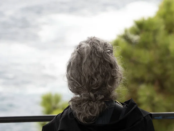 Ältere Frau Mit Weißem Haar Blickt Sturm Auf Das Meer — Stockfoto