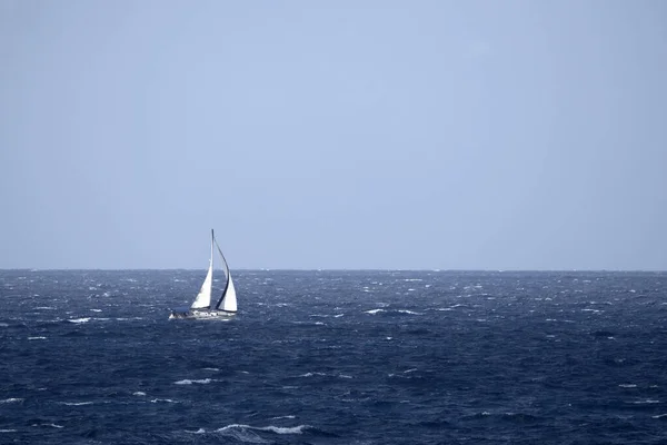 Pequeno Barco Vela Ondas Altas Mar — Fotografia de Stock