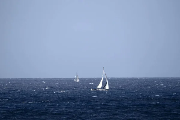 Small Sail Boat High Waves Sea — Stock Photo, Image