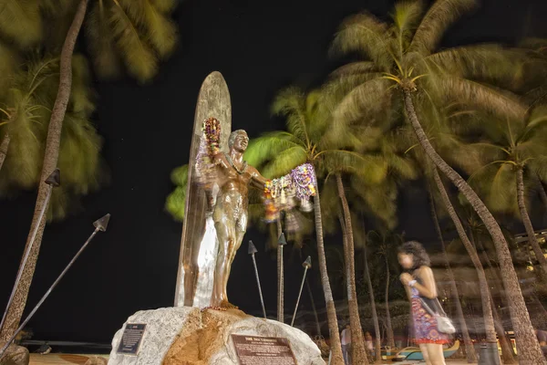 Dük paoa Kahanamoku'nun heykeli waikiki Hawaii — Stok fotoğraf