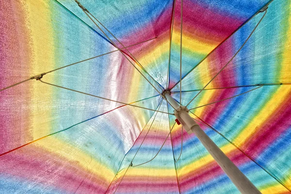 Зонтик изолирован на пляже — стоковое фото