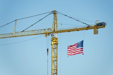 Amerikan bayrağı ile büyük vinç