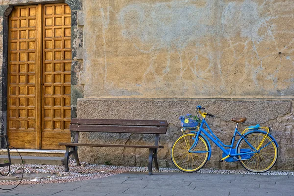 Bicicleta vintage perto de banco de madeira — Fotografia de Stock