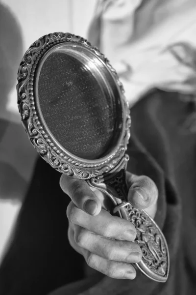 Mano donna che tiene uno specchio in bianco e nero — Foto Stock