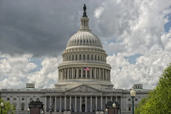 Washington dc capitol Visa från mall på mulen himmel — Stockfoto