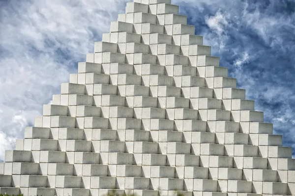 Pyramide weißer Würfel — Stockfoto