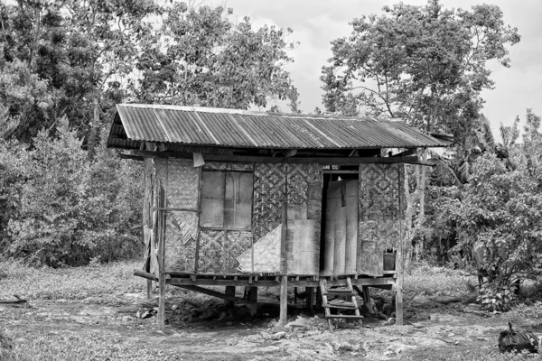 Wooden hovel, shanty, shack in Philippines in black and white — Stock Photo, Image