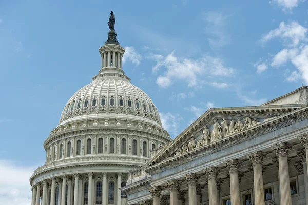 Вашингтон dc capitol докладно на хмарного неба — стокове фото