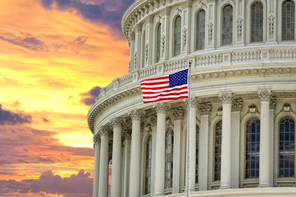 Washington EE.UU. Capitolio en el fondo del cielo dramático — Foto de Stock
