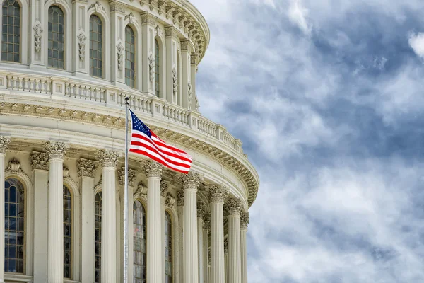 Washington DC Capitol detalhe com bandeira americana — Fotografia de Stock