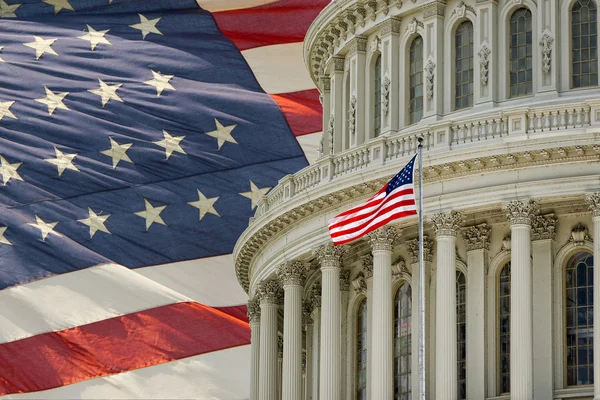 Washington dc capitol detail mit amerikanischer flagge — Stockfoto