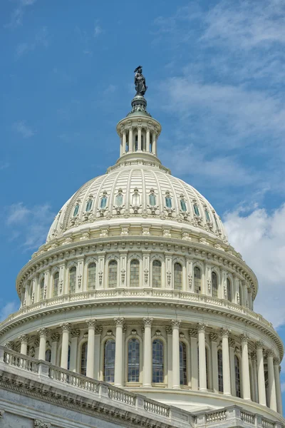 Cúpula del Capitolio de Washington DC en el cielo nublado — Foto de Stock