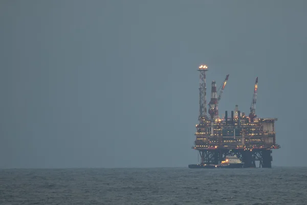 Oil Platform in the sea — Stock Photo, Image