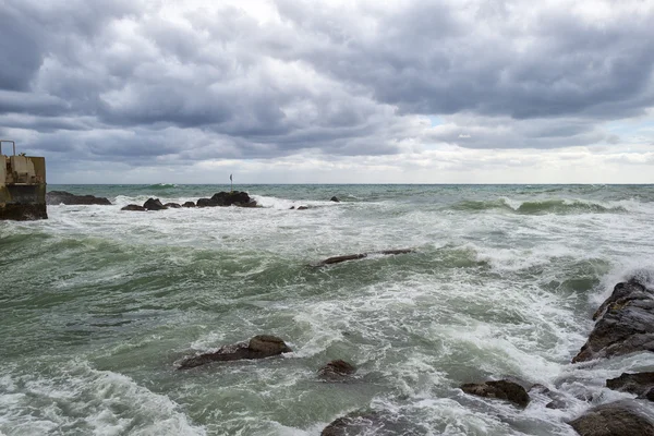 Zee storm tempest op de rotsen — Stockfoto