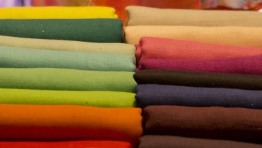 farklı renklerde ipek kumaş