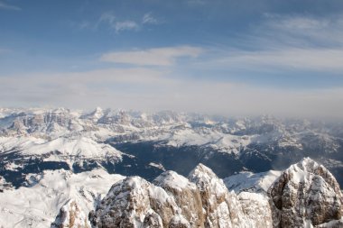 Kışın helikopterden çekilmiş dolomites hava gökyüzü görünümü