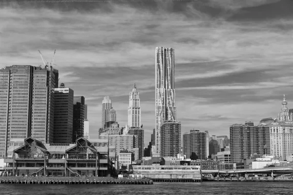 Нью-Йорка Манхеттен подання від Іст-Рівер — стокове фото