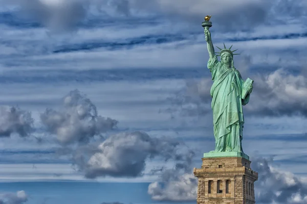 Statue Of Liberty in de diep blauwe hemel — Stockfoto