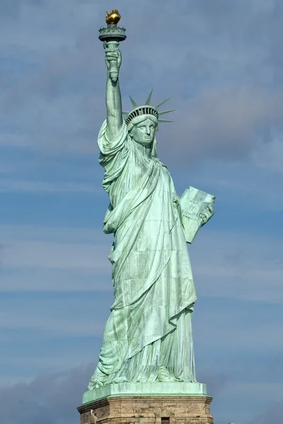 Estatua de la Libertad en el cielo azul profundo —  Fotos de Stock