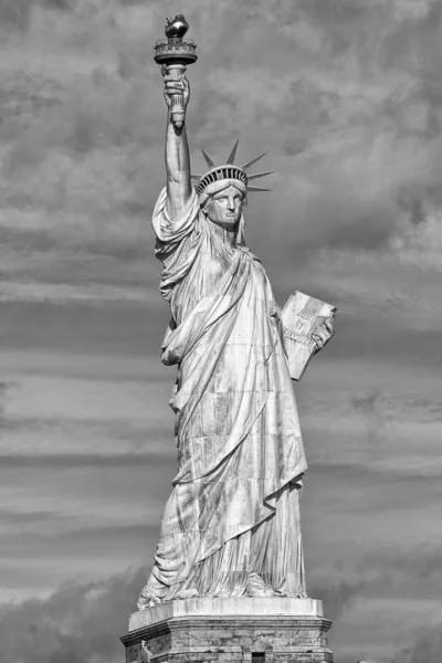 Estátua de liberdade de Nova York silhueta vertical b & w — Fotografia de Stock