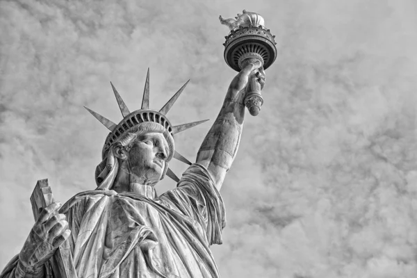 Estátua de liberdade de Nova York silhueta vertical b & w — Fotografia de Stock