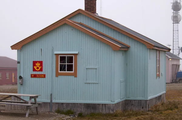 NY-alesund post office in Bereneiland Noorwegen — Stockfoto