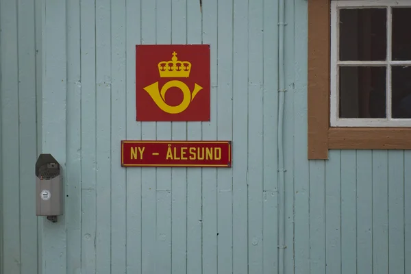 Ny スピッツ ベルゲン島のノルウェーのオーレスン郵便局 — ストック写真