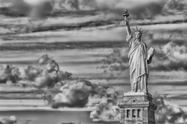 New york standbeeld van vrijheid verticale silhouet b&w — Stockfoto