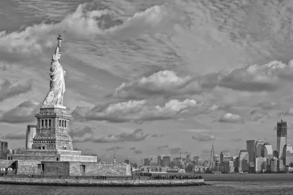 New York statue of liberty vertical silhouette b & w — стоковое фото