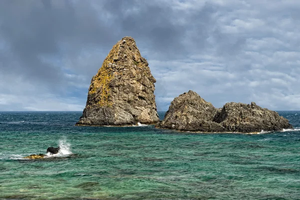 Aci trezza Sicilya Tepegöz taş yığınları — Stok fotoğraf