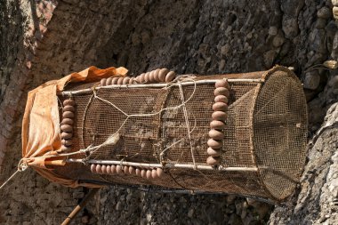 Balıkçılar güneşe doğru yayılan net