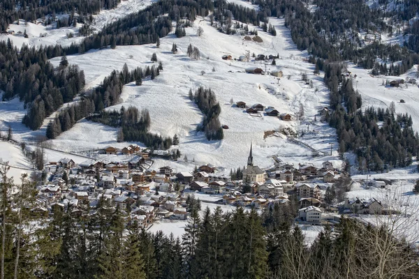 Badia dolomites şehrin havadan görünümü — Stok fotoğraf