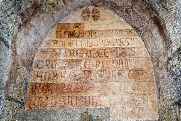 Middeleeuwse Latijnse inscriptie buiten Italiaanse kerk — Stockfoto