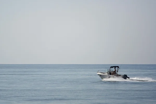 Houten boot van de vissers in de Middellandse Zee — Stockfoto