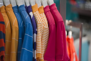 kısa kollu polo gömlek görüntü stand