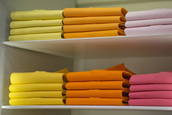 Camisa de polo de mangas curtas no suporte de exibição — Fotografia de Stock