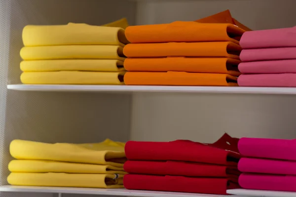 Camisa de polo de mangas curtas no suporte de exibição — Fotografia de Stock