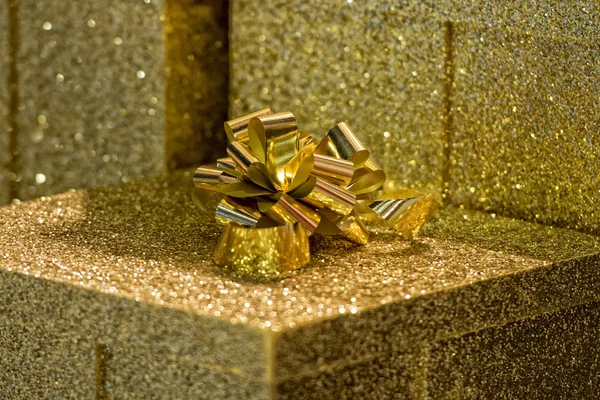 Caja de Navidad de oro —  Fotos de Stock