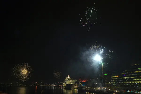 Fogos de artifício em stockholm porto sueco — Fotografia de Stock