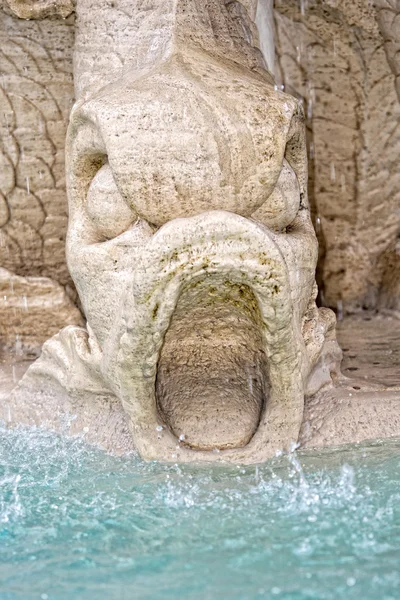 Dettaglio della fontana del tritone a roma — Foto Stock