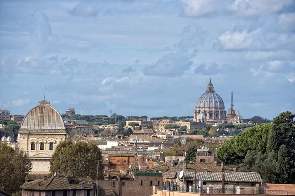 Roma vista paesaggio urbano nella soleggiata giornata nuvolosa — Foto Stock